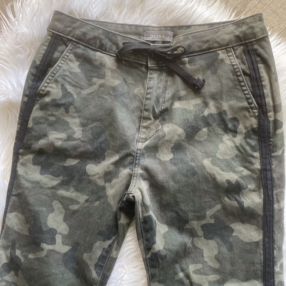 DL1961 Gwen Camouflage Jogger Pant Size 25 EUC - Picture 3 of 14